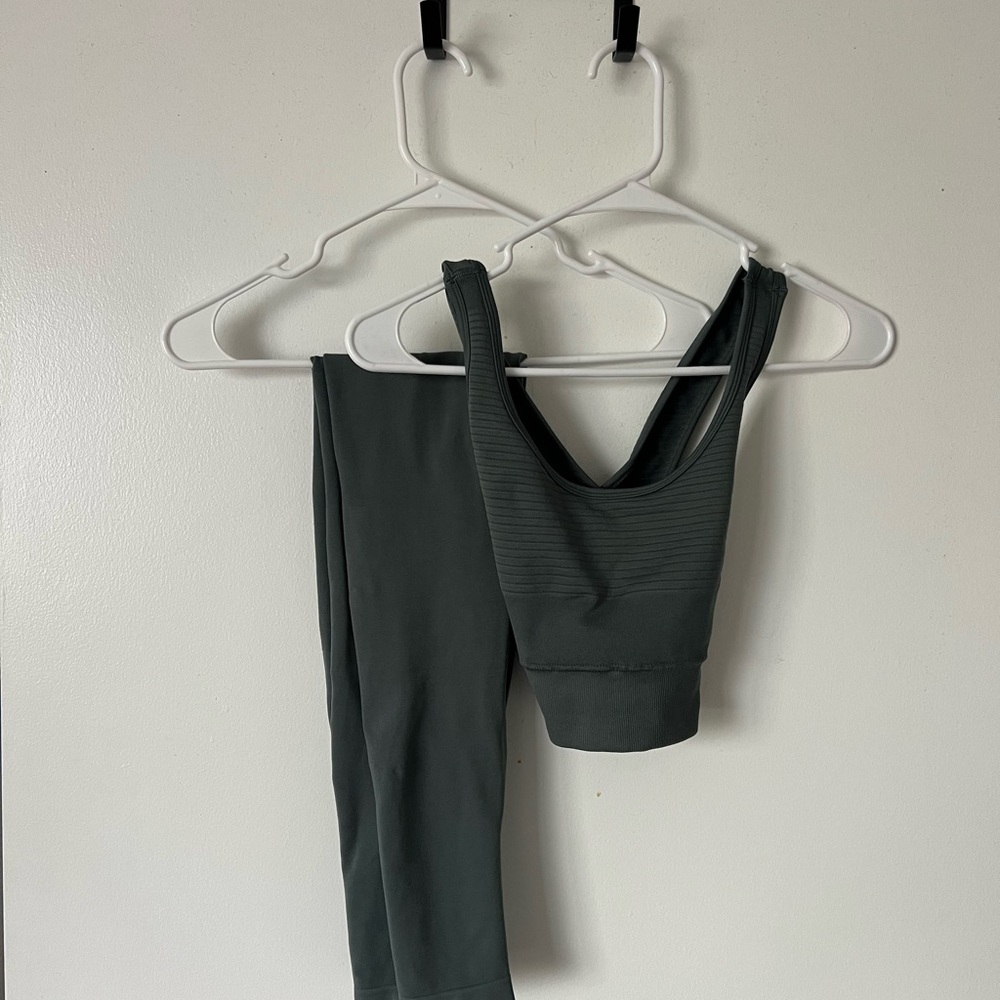 Alphalete Dark Green Leggings + Bra Set